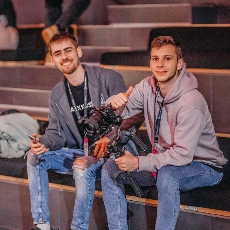 Dvaja členovia tímu s kamerou a gimbalom na podujatí